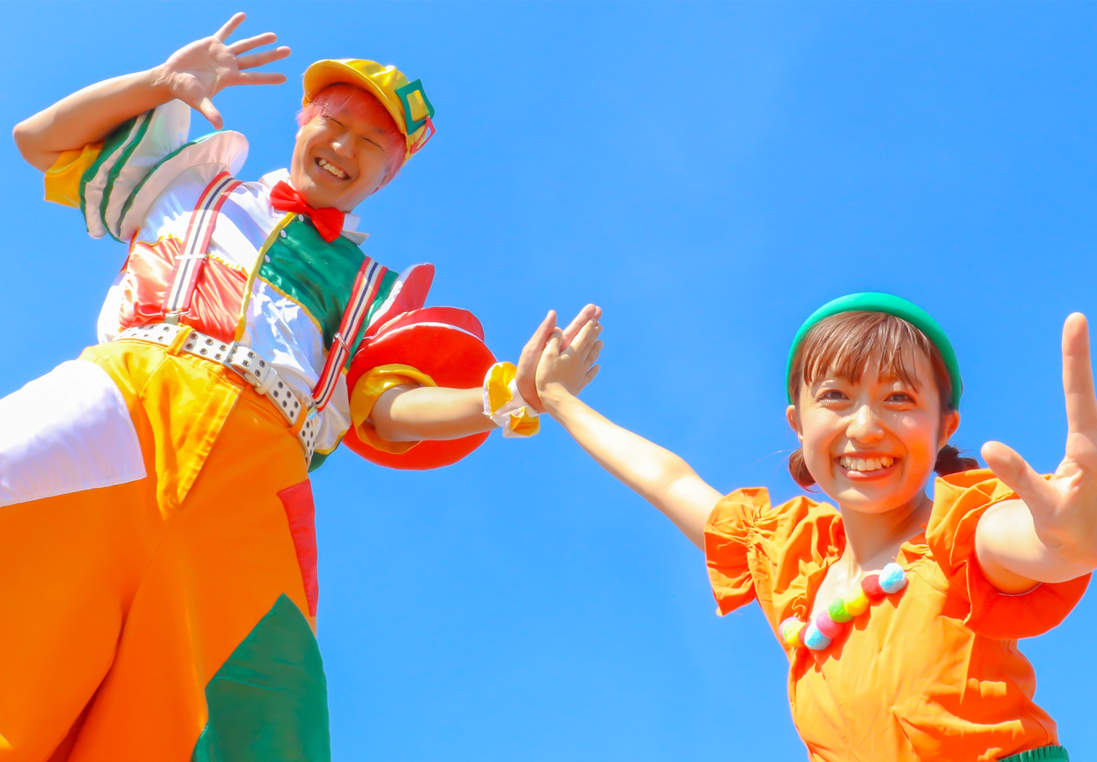 ふわりおねえさんとゆうきおにいさんが笑顔で手をタッチするPomPom -ぽんぽん-の宣材写真
