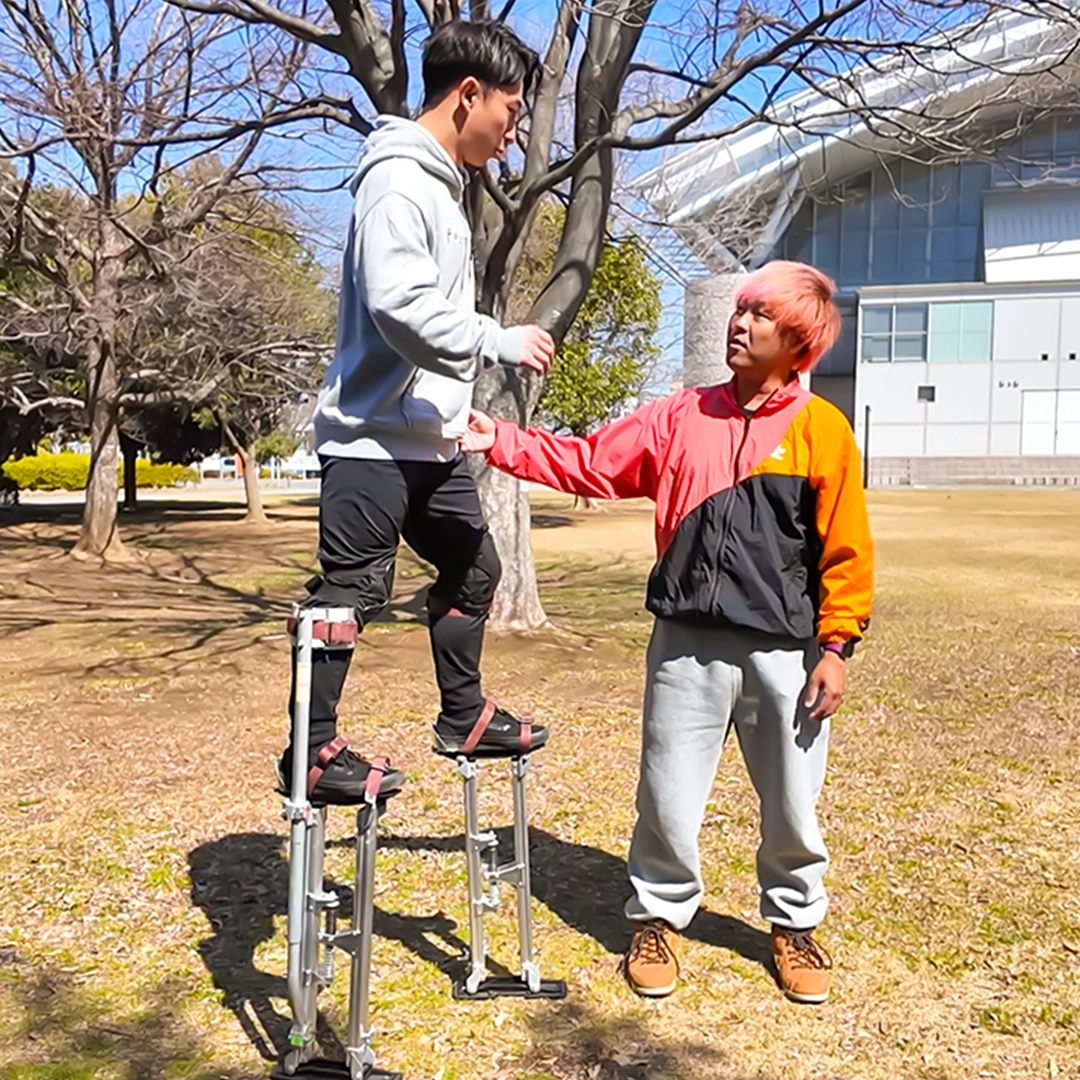 スティルトレッスンで生徒をサポートするYu-kiの写真