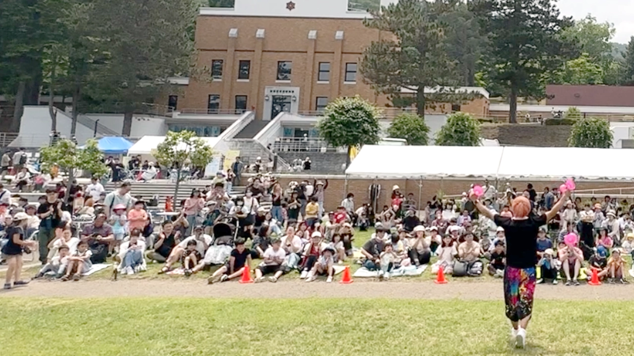 Performer Yu-kiのショーと会場内足長回遊に関するお客様の声の写真