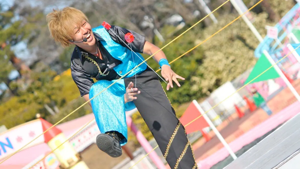 ステージでヨーヨーを披露するPerformer Yu-kiのパフォーマンス写真