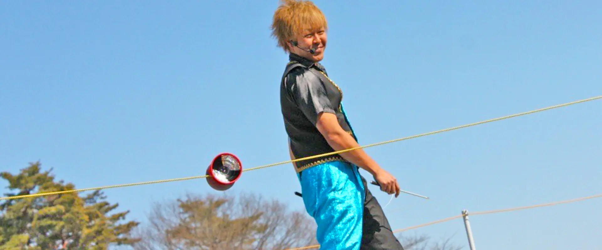 ステージ上を広く使ってディアボロパフォーマンスを披露するPerformer Yu-ki